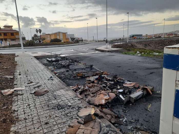 Los vecinos de la calle de La Rosa amanecieron de nuevo este miércoles sin contenedores / TA